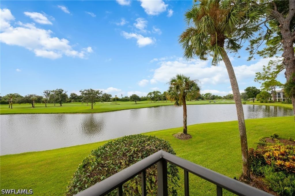 225 Wildwood LN, Naples, FL 34105