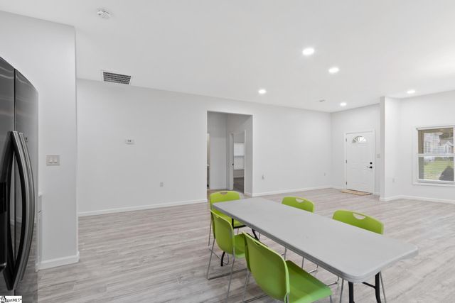 904 W Hampton Street, Laurens, SC 29360