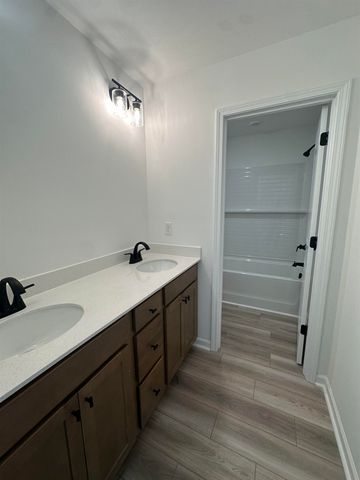 323 E Pyrenees Drive, Wellford, SC 29385