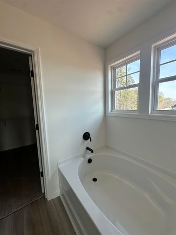 323 E Pyrenees Drive, Wellford, SC 29385