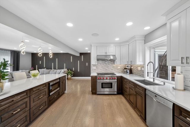 24 W Berkley Drive, Arlington Heights, IL 60004