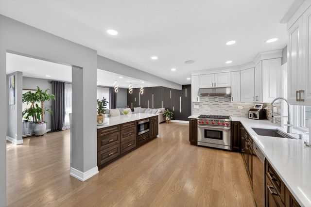 24 W Berkley Drive, Arlington Heights, IL 60004