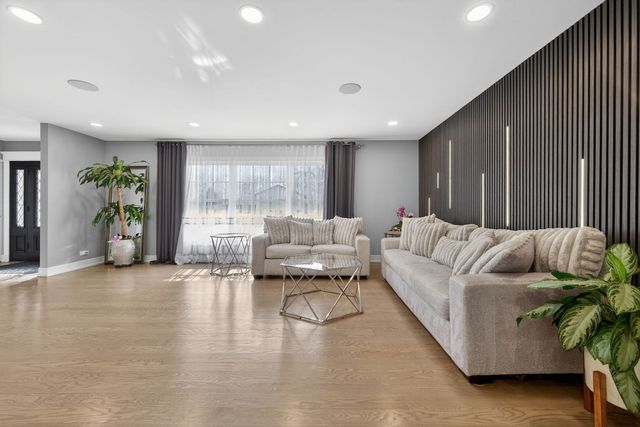 24 W Berkley Drive, Arlington Heights, IL 60004