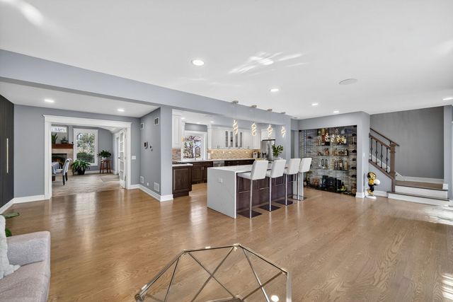 24 W Berkley Drive, Arlington Heights, IL 60004