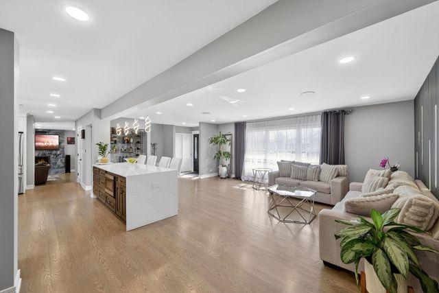 24 W Berkley Drive, Arlington Heights, IL 60004