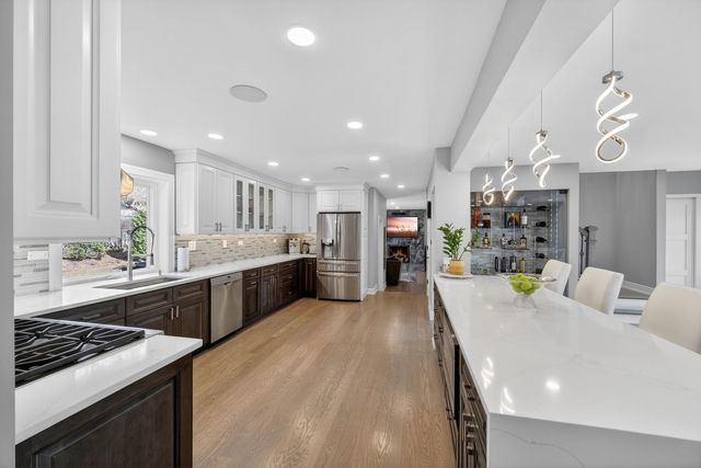24 W Berkley Drive, Arlington Heights, IL 60004