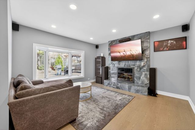 24 W Berkley Drive, Arlington Heights, IL 60004