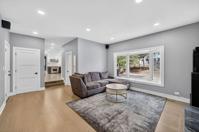 24 W Berkley Drive, Arlington Heights, IL 60004