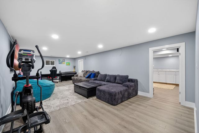 24 W Berkley Drive, Arlington Heights, IL 60004