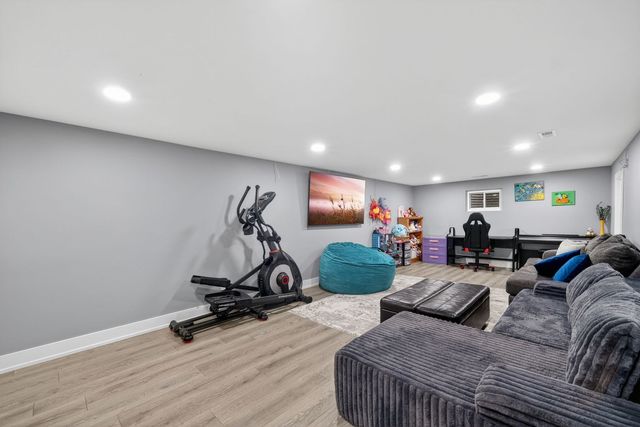 24 W Berkley Drive, Arlington Heights, IL 60004