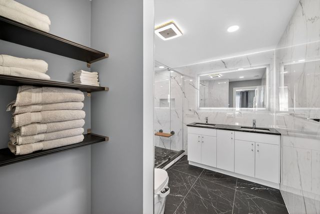24 W Berkley Drive, Arlington Heights, IL 60004