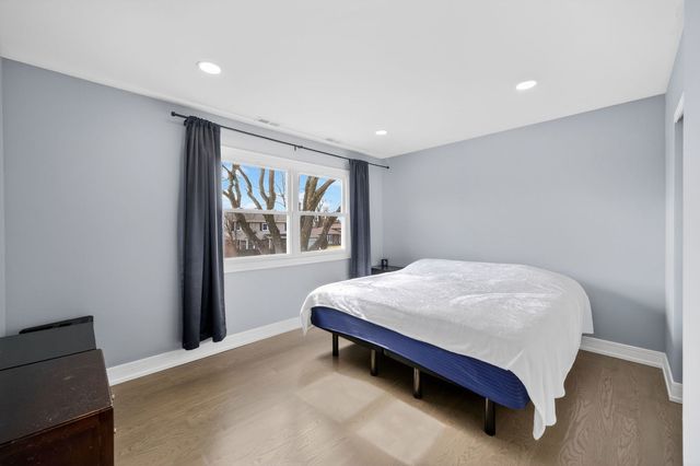 24 W Berkley Drive, Arlington Heights, IL 60004