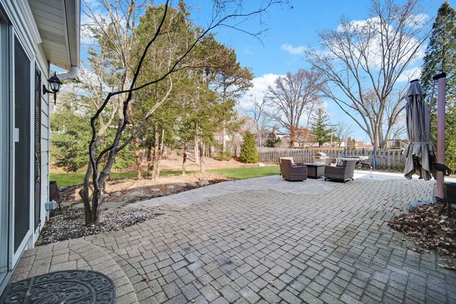 24 W Berkley Drive, Arlington Heights, IL 60004