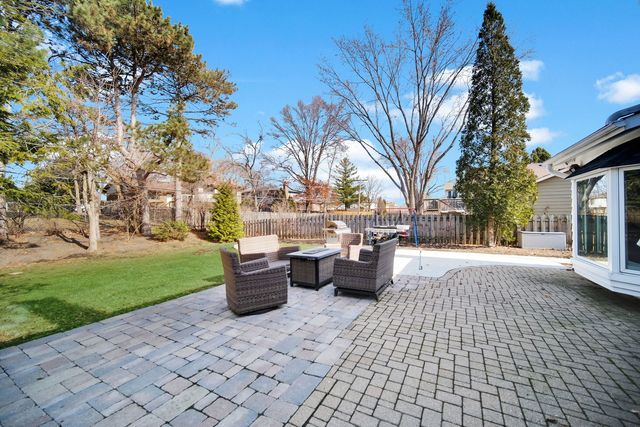 24 W Berkley Drive, Arlington Heights, IL 60004