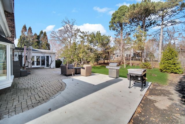24 W Berkley Drive, Arlington Heights, IL 60004