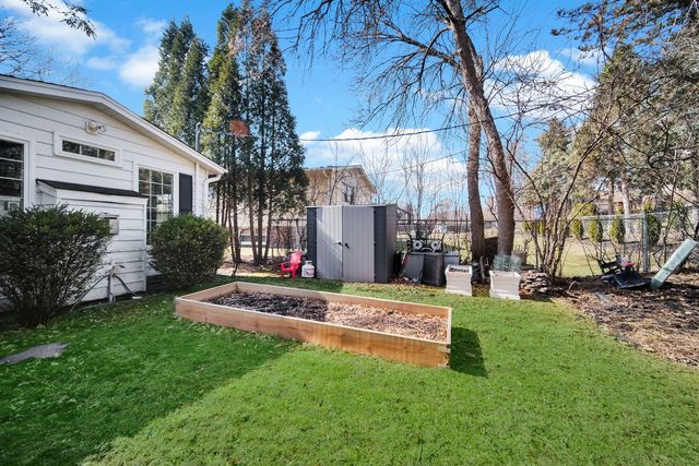 24 W Berkley Drive, Arlington Heights, IL 60004