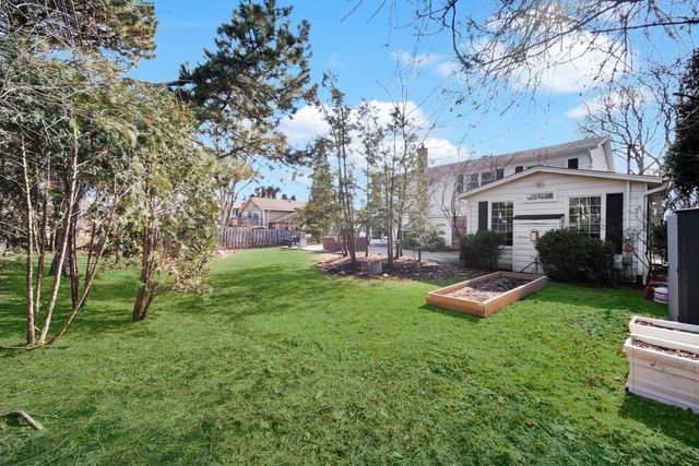 24 W Berkley Drive, Arlington Heights, IL 60004