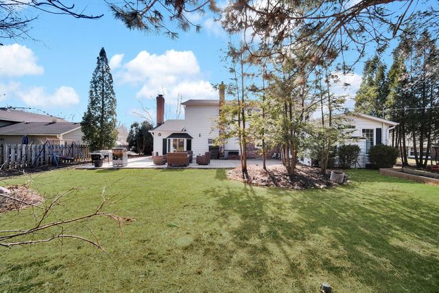 24 W Berkley Drive, Arlington Heights, IL 60004