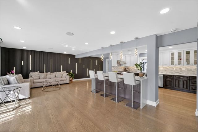24 W Berkley Drive, Arlington Heights, IL 60004
