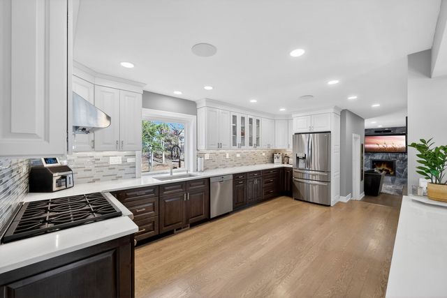 24 W Berkley Drive, Arlington Heights, IL 60004