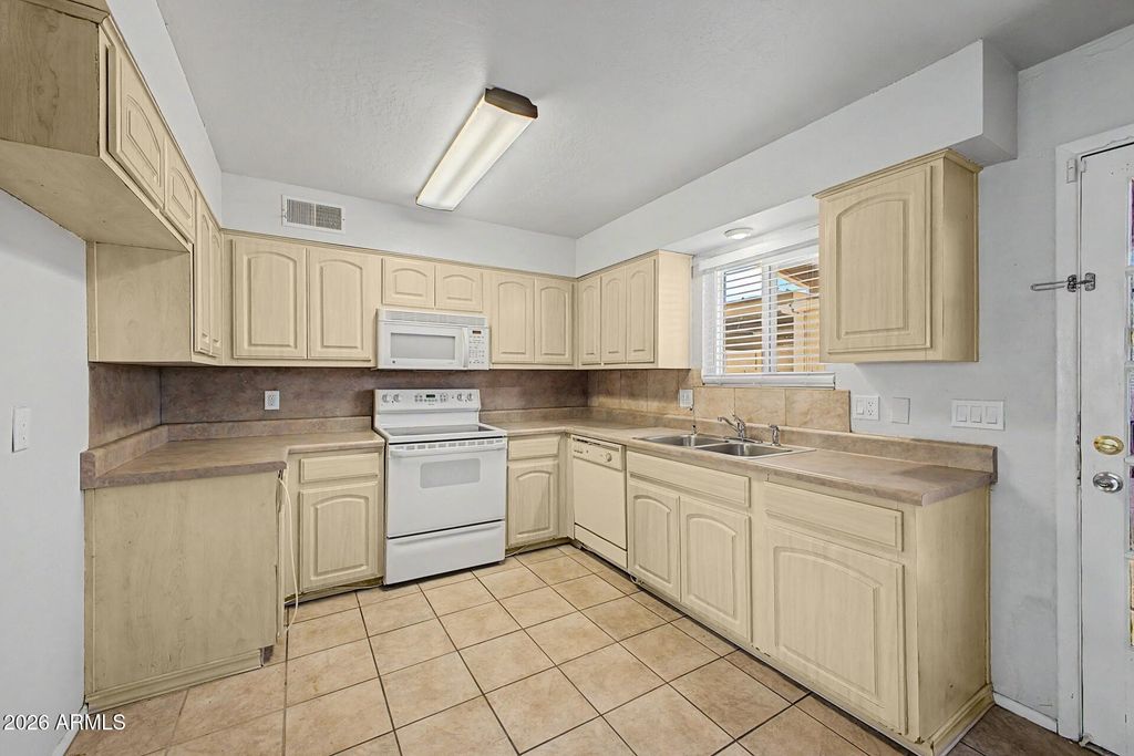 Image 4 of property listing at 4505 N 26TH Drive, Phoenix, AZ 85017