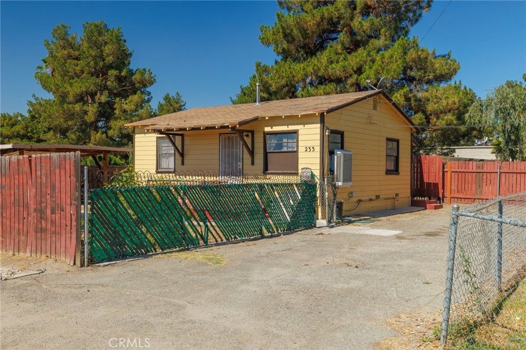 Image 3 of property listing at 233 9th, San Bernardino, CA 92410