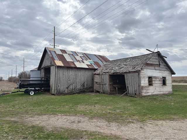 2037 Ivanhoe Road, Ely, IA 52227