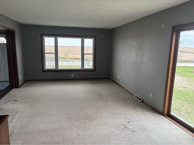 2037 Ivanhoe Road, Ely, IA 52227