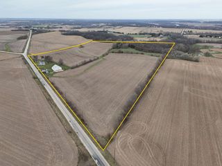 2037 Ivanhoe Road, Ely, IA 52227