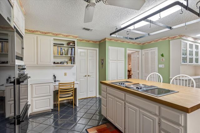 833 Kingston Drive, Mansfield, TX 76063