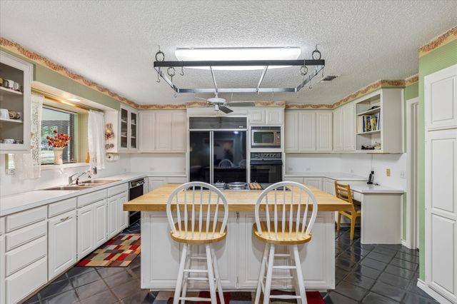 833 Kingston Drive, Mansfield, TX 76063