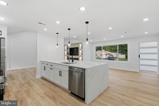 521 PARKWAY DR, Fairless Hills, PA 19030