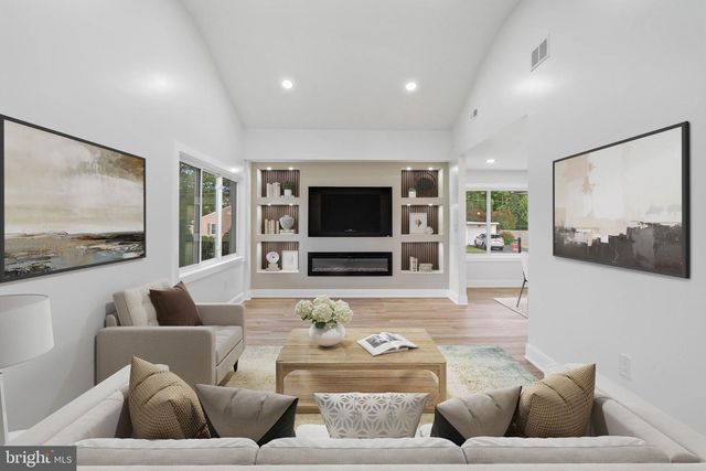 521 PARKWAY DR, Fairless Hills, PA 19030
