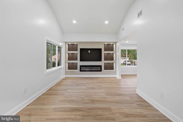 521 PARKWAY DR, Fairless Hills, PA 19030