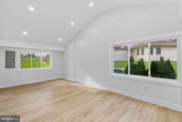 521 PARKWAY DR, Fairless Hills, PA 19030