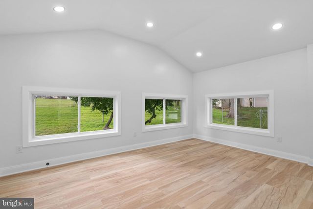 521 PARKWAY DR, Fairless Hills, PA 19030