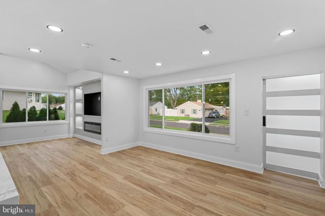 521 PARKWAY DR, Fairless Hills, PA 19030