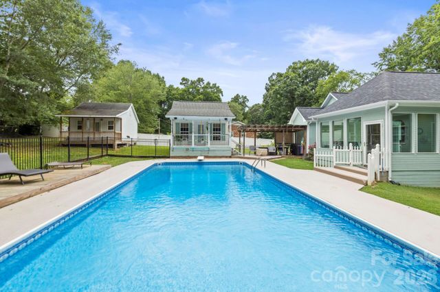 601 Elmwood Circle, Dallas, NC 28034