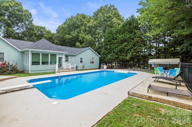 601 Elmwood Circle, Dallas, NC 28034