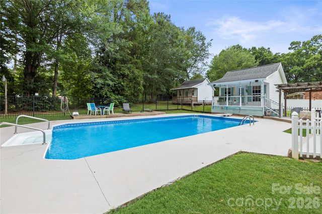 601 Elmwood Circle, Dallas, NC 28034