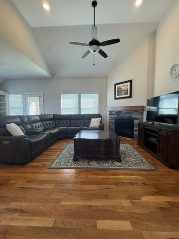 16338 Lois Lane, Basehor, KS 66007