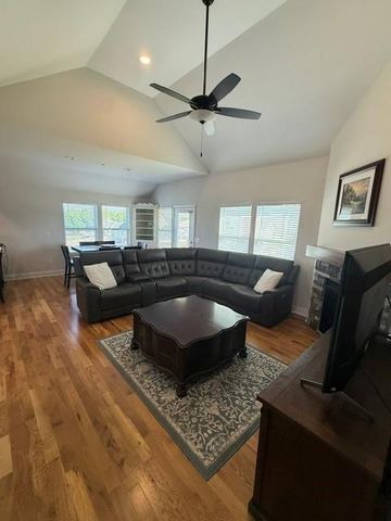 16338 Lois Lane, Basehor, KS 66007