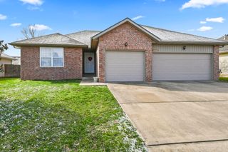 2504 W Brook Ridge Street, Springfield, MO 65803