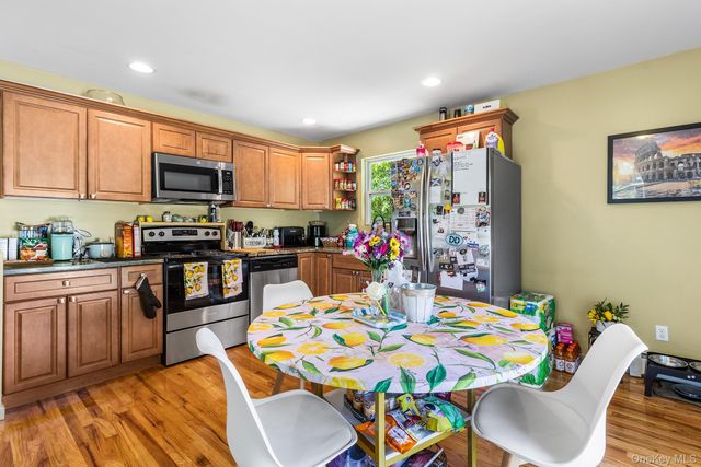 49 Oakdale Avenue, East Patchogue, NY 11772