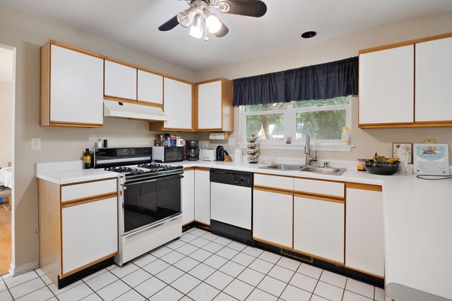 8566 Cedar Street, Fox Lake, IL 60020