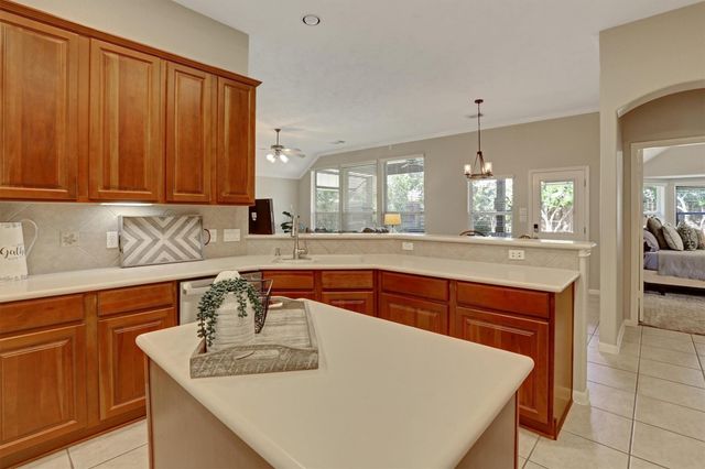 2911 Amber Hill Trail, Pearland, TX 77581