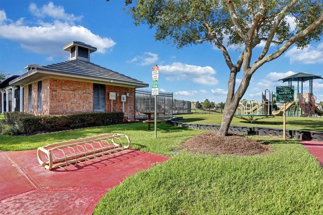 2911 Amber Hill Trail, Pearland, TX 77581