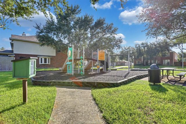 2911 Amber Hill Trail, Pearland, TX 77581