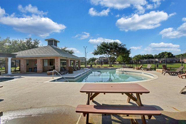 2911 Amber Hill Trail, Pearland, TX 77581