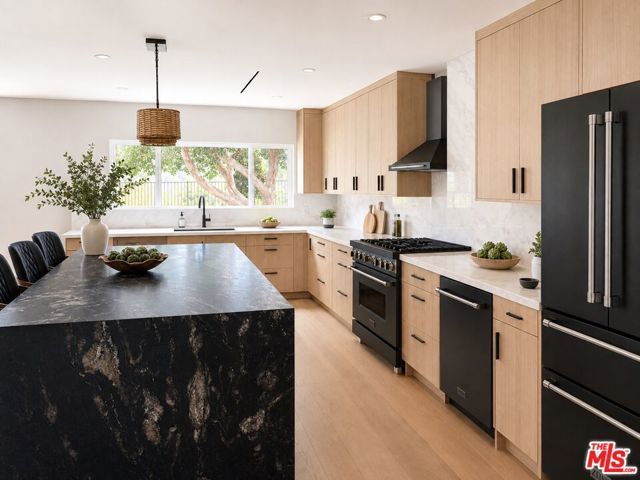 2252 Gloaming Way, Los Angeles, CA 90210